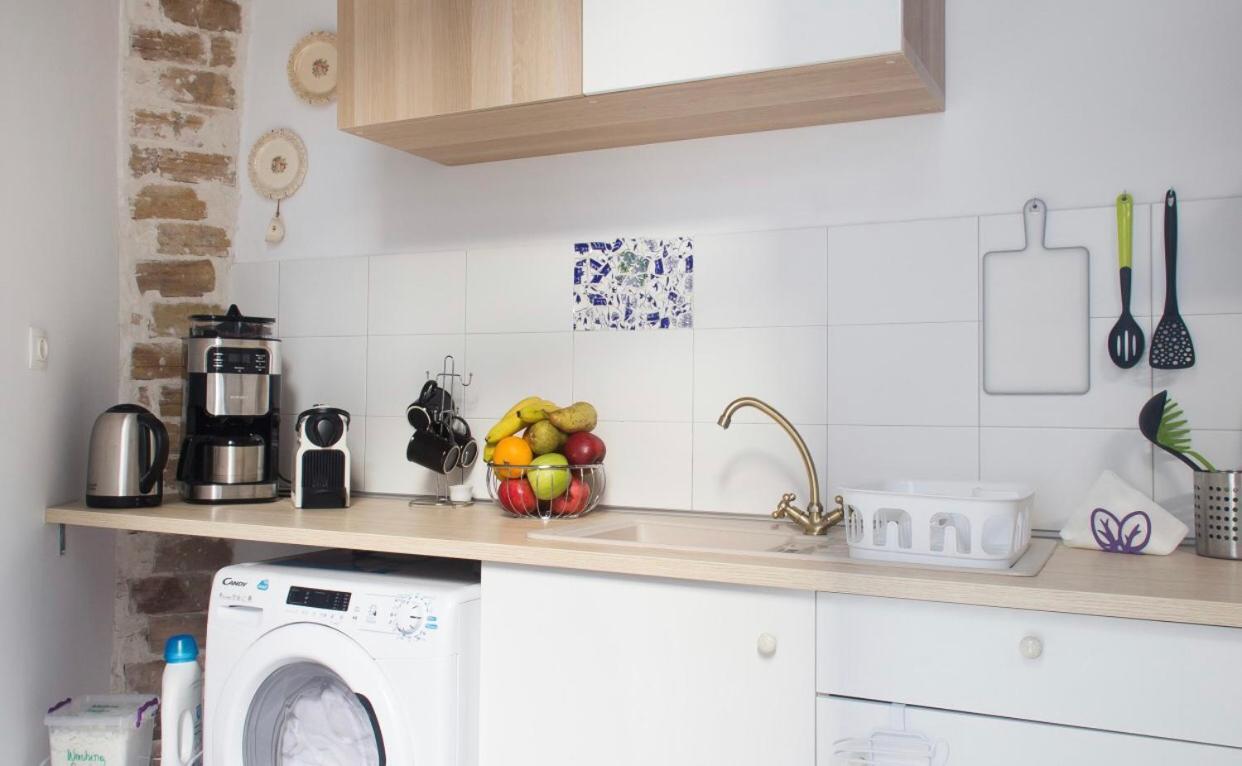 אתונה A Litte Taste Of Home Guest House מראה חיצוני תמונה